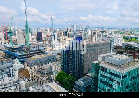 London, Regno Unito - 7 Giugno 2019: Vista della città di Londra dal giardino sul tetto di 120 Fenchurch Street. Foto Stock