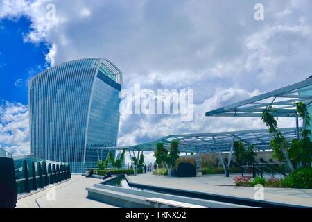 London, Regno Unito - 7 Giugno 2019: il walkie talkie Scorchie grattacielo visto dal giardino sul tetto di 120 Fenchurch Street. Foto Stock