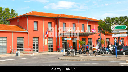 Antibes, Francia - 16 Giugno 2014: stazione ferroviaria edificio Foto Stock