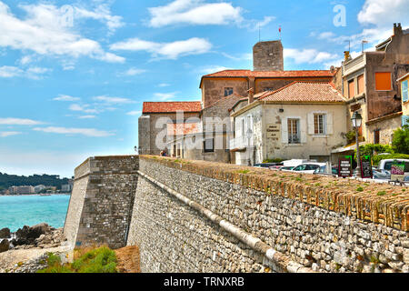Antibes, Francia - 16 Giugno 2014: pittoresco lungomare mediterraneo Foto Stock