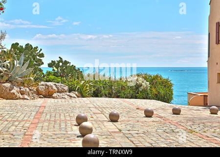 Antibes, Francia - 16 Giugno 2014: pittoresco lungomare mediterraneo Foto Stock