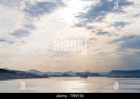 Fiordi Norvegesi crociera. Alba vista della città e del porto di Ålesund dal ponte della TUI nave da crociera Marella Explorer, Møre og Romsdal, Sunnmøre, Norvegia Foto Stock