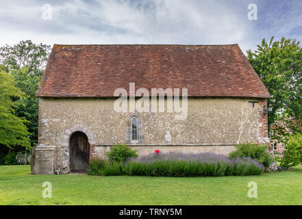 Vista laterale della chiesa di San Giovanni Battista, una chiesa ridondante nell'Alto Eldon curata dal CCT, Hampshire, Inghilterra, Regno Unito Foto Stock