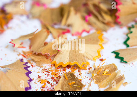 Multicolore matita in legno o pastelli trucioli di affilatura macro Foto Stock