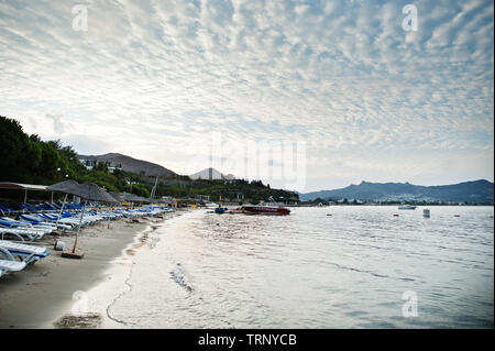 Spiaggia vuota a bodrum, Turchia. Cielo blu e bianca sabbia, una vacanza da sogno per rilassarsi, fare snorkeling e riposo. Foto Stock