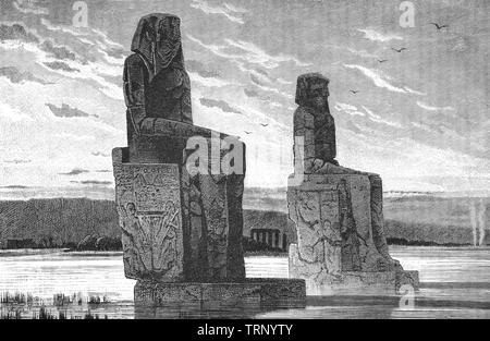 I Colossi di Memnon sono due enormi statue di pietra che si sono distinte nella necropoli tebana, situato ad ovest del fiume Nilo dalla moderna città di Luxor. Il twin statue raffigurano Amenofi III (fl. Il XIV secolo BC) in posizione seduta con le mani appoggiate sulle ginocchia e lo sguardo rivolto e il fiume. Due figure più brevi sono scolpiti nella parte anteriore trono accanto alla sua gambe: questi sono sua moglie Tiye e madre Mutemwiya. Foto Stock