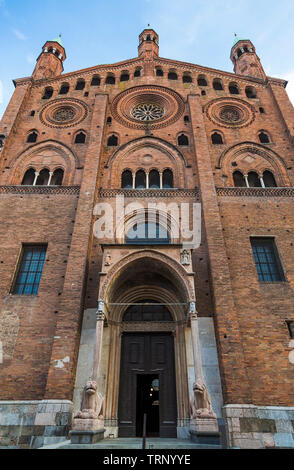Lato ingresso alla Cattedrale della città di Cremona. Italia Foto Stock