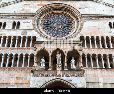 Particolare della facciata della Cattedrale della città. Cremona. Italia Foto Stock