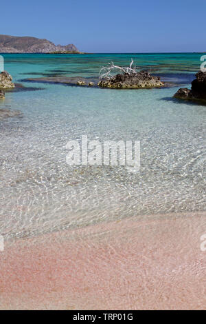 Le acque cristalline e la sabbia rossa a Elafonissi, Creta Foto Stock