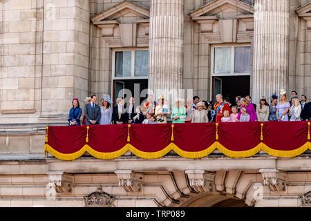 La Regina e i membri della Famiglia reale si riuniscono sul balcone di Buckingham Palace seguendo la Trooping the Color Parade, Londra, UK, 2019 Foto Stock