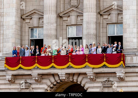 La Regina e i membri della Famiglia reale si riuniscono sul balcone di Buckingham Palace seguendo la Trooping the Color Parade, Londra, UK, 2019 Foto Stock