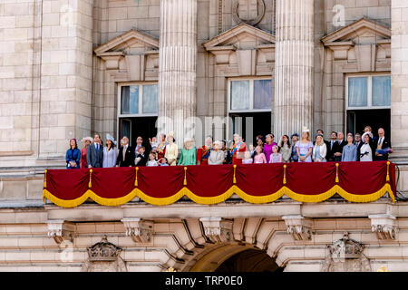 La Regina e i membri della Famiglia reale si riuniscono sul balcone di Buckingham Palace seguendo la Trooping the Color Parade, Londra, UK, 2019 Foto Stock