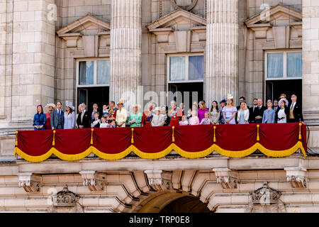 La Regina e i membri della Famiglia reale si riuniscono sul balcone di Buckingham Palace seguendo la Trooping the Color Parade, Londra, UK, 2019 Foto Stock
