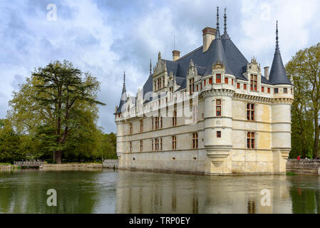 Château d'Azay-le-Rideau siede su un'isola del fiume Indre Foto Stock