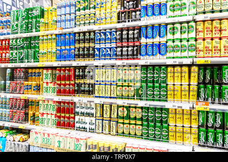 Samara, Russia - 9 Giugno 2019: Bassa bevande alcoliche. Diversi di lattine di birra con la fresca birra fresca pronti per la vendita nel supermercato Foto Stock