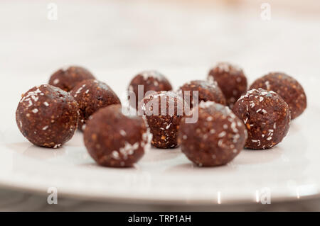 Alcuni fatti a mano i tartufi di cioccolato su una piastra bianca. Foto Stock