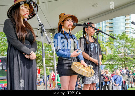 Sii-am Hamilton, Ta'kaiya Blaney e Lorelei Williams parlare e cantare in alcuna Pipeline Rally, Creekside Park, Vancouver, British Columbia, Canada Foto Stock