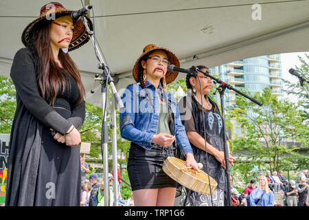 Sii-am Hamilton, Ta'kaiya Blaney e Lorelei Williams parlare e cantare in alcuna Pipeline Rally, Creekside Park, Vancouver, British Columbia, Canada Foto Stock