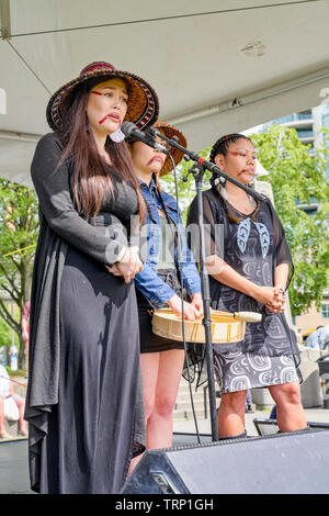 Sii-am Hamilton, Ta'kaiya Blaney e Lorelei Williams parlare e cantare in alcuna Pipeline Rally, Creekside Park, Vancouver, British Columbia, Canada Foto Stock