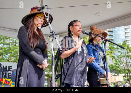 Sii-am Hamilton, Ta'kaiya Blaney e Lorelei Williams parlare e cantare in alcuna Pipeline Rally, Creekside Park, Vancouver, British Columbia, Canada Foto Stock