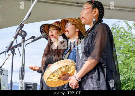 Sii-am Hamilton, Ta'kaiya Blaney e Lorelei Williams parlare e cantare in alcuna Pipeline Rally, Creekside Park, Vancouver, British Columbia, Canada Foto Stock