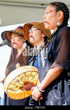 Sii-am Hamilton, Ta'kaiya Blaney e Lorelei Williams parlare e cantare in alcuna Pipeline Rally, Creekside Park, Vancouver, British Columbia, Canada Foto Stock