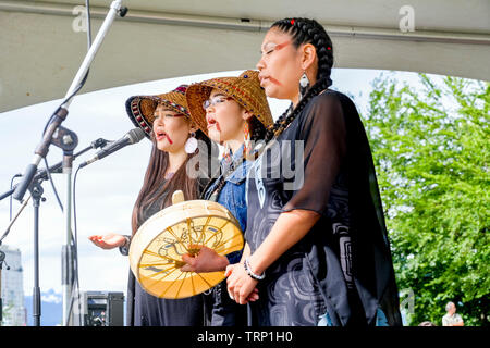 Sii-am Hamilton, Ta'kaiya Blaney e Lorelei Williams parlare e cantare in alcuna Pipeline Rally, Creekside Park, Vancouver, British Columbia, Canada Foto Stock