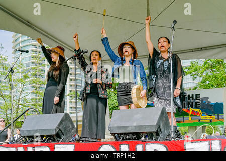 Sii-am Hamilton, Ta'kaiya Blaney e Lorelei Williams parlare e cantare in alcuna Pipeline Rally, Creekside Park, Vancouver, British Columbia, Canada Foto Stock