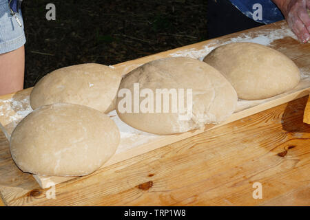 Brot in Laibe, gehen lassen und vorbereitet zum Backen Holzofen im Foto Stock