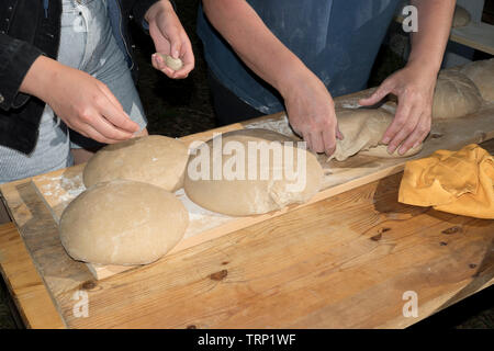 Brot in Laibe, gehen lassen und vorbereitet zum Backen Holzofen im Foto Stock