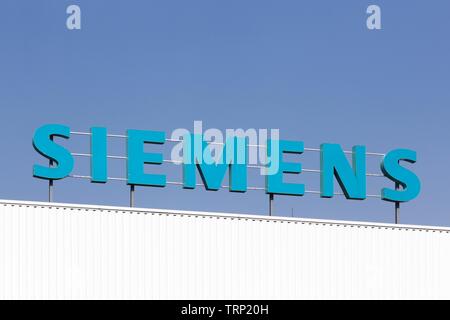 Grenoble, Francia - 24 Giugno 2017: Siemens logo su un edificio. Siemens è una società tedesca con l'industria, energia, sanità, divisioni Infrastruttura Foto Stock