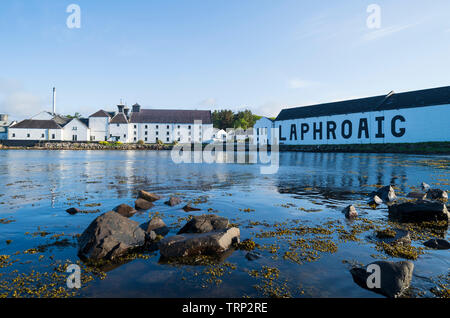 Vista della distilleria Laphroaig sull isola di Islay nelle Ebridi Interne della Scozia, Regno Unito Foto Stock