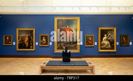 Visitatore guardando all'interno dipinti Scottish National Portrait Gallery di Edimburgo in Scozia , Regno Unito Foto Stock