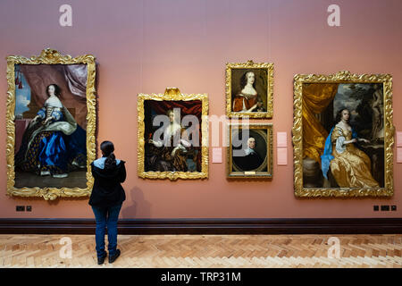 Visitatore guardando all'interno dipinti Scottish National Portrait Gallery di Edimburgo in Scozia , Regno Unito