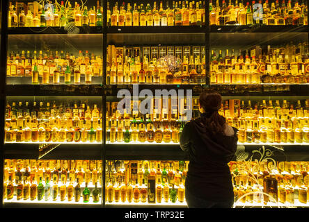 Molte bottiglie di Scotch Whisky Scotch Whisky Experience tourist visitor center sul Royal Mile di Edimburgo, Scozia, Regno Unito Foto Stock