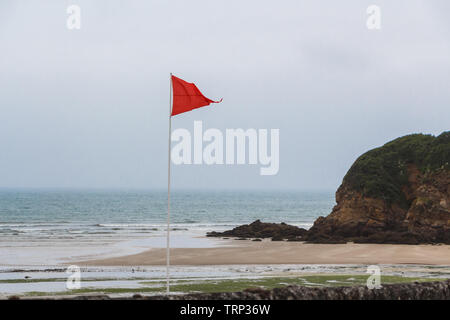 Bandiera rossa a vietare la balneazione in spiaggia Ris in Douarnenez Foto Stock