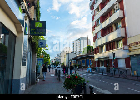 Malakoff, FRANCIA, sobborghi di Parigi, architettura moderna, scena di strada, Appartamenti, strada suburbana, francia sobborgo residenziale Foto Stock