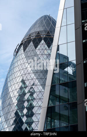 Il Gherkin edificio a 30 St Mary Axe nella città di Londra UK, visibile dietro l'edificio Willis su Lime Street. Foto Stock