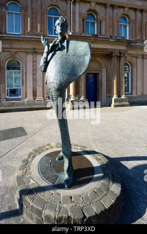 William Butler Yeats Memorial fuori dalla Ulster Bank a Sligo City, Irlanda Foto Stock