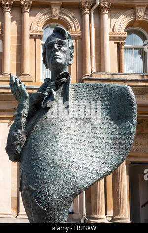 William Butler Yeats Memorial fuori dalla Ulster Bank a Sligo City, Irlanda Foto Stock