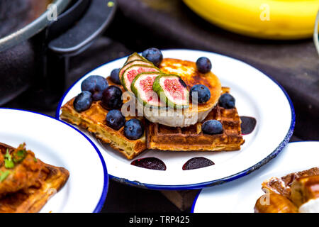 Cialde con fichi e mirtilli a Maltby Street Market, London, Regno Unito Foto Stock