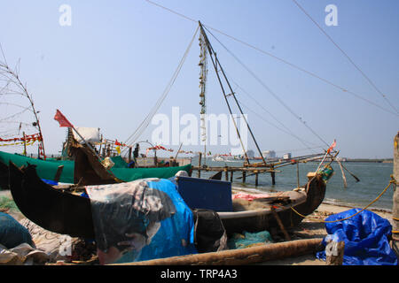 Cinese di reti da pesca non cattura i pesci in Cochin (Kochi), Kerala, India al mare Foto Stock