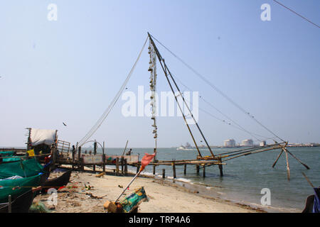 Cinese di reti da pesca non cattura i pesci in Cochin (Kochi), Kerala, India al mare Foto Stock