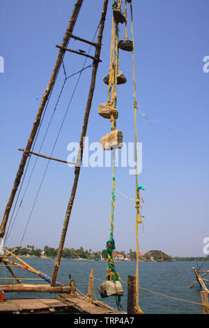 Cinese di reti da pesca non cattura i pesci in Cochin (Kochi), Kerala, India al mare Foto Stock