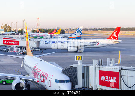 ANTALYA / TURCHIA - Giugno 6, 2019: Airbus A321 da Turkish Airlines si erge su airfield all'aeroporto di Antalya, Turchia. Foto Stock