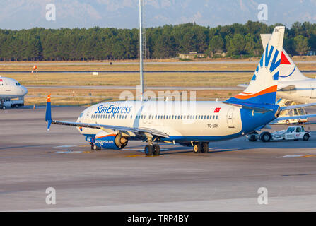 ANTALYA / TURCHIA - Giugno 6, 2019: BOING 737-800 da SunExpress sorge su airfield all'aeroporto di Antalya, Turchia. Foto Stock