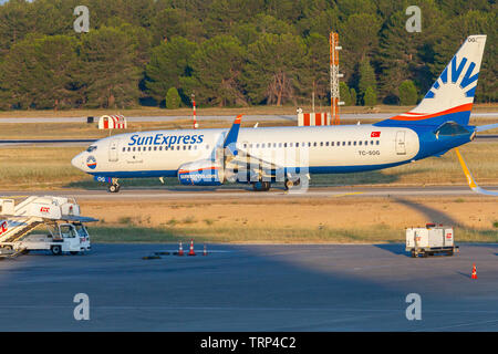 ANTALYA / TURCHIA - Giugno 6, 2019: BOING 737-800 da SunExpress rotoli oltre l'aviosuperficie all'aeroporto di Antalya, Turchia. Foto Stock