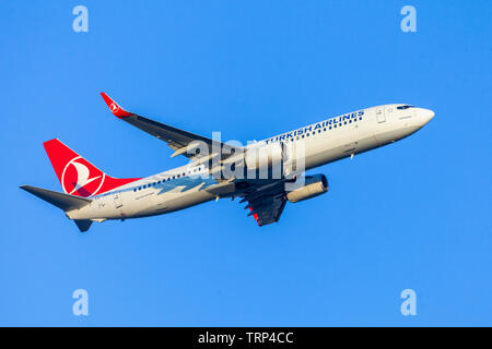 ANTALYA / TURCHIA - Giugno 6, 2019: BOING 737-800 da Turkish Airlines vola sopra l'aeroporto di Antalya, Turchia. Foto Stock