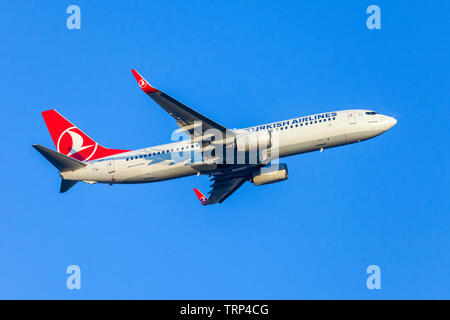 ANTALYA / TURCHIA - Giugno 6, 2019: BOING 737-800 da Turkish Airlines vola sopra l'aeroporto di Antalya, Turchia. Foto Stock