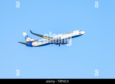 ANTALYA / TURCHIA - Giugno 6, 2019: BOING 737-800 da SunExpress vola sopra l'aeroporto di Antalya, Turchia. Foto Stock